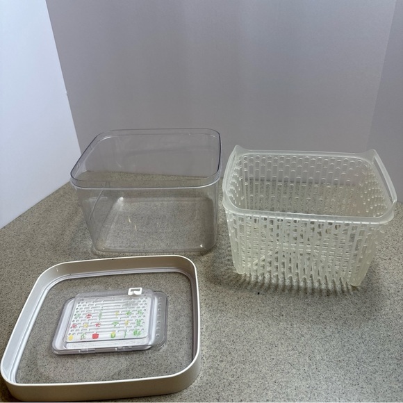 OXO Good Grips GreenSaver Produce Keeper - 4.3 Qt - Picture 2 of 4